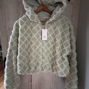 New In Sage Green Textured Zip Up Cropped Hoodie – NWT Size L